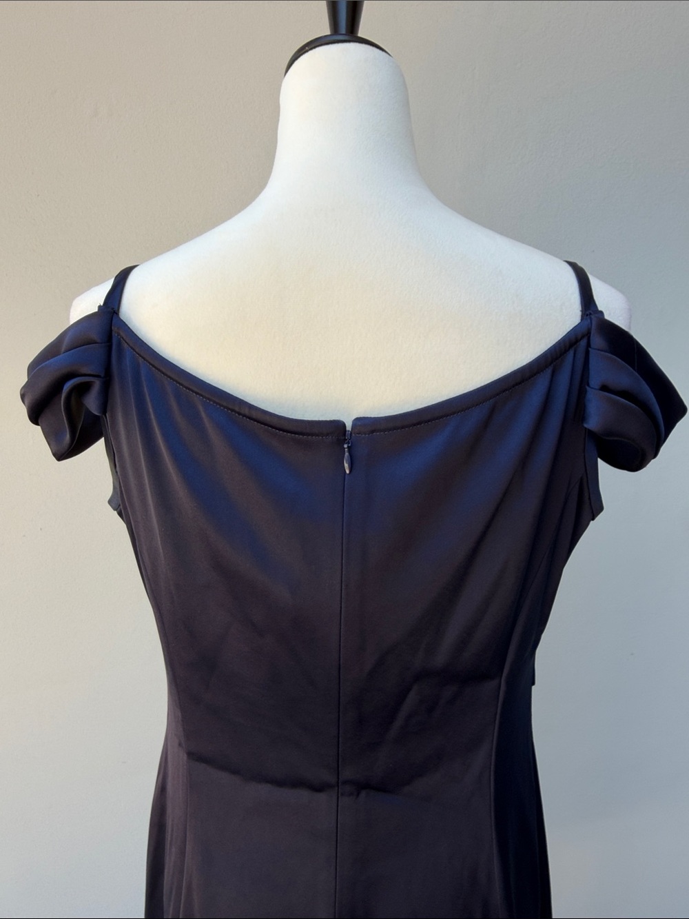 ST JOHN Navy Blue Cold-Shoulder Draped Cross-Over Satin Cocktail Dress Size 10 - Picture 6 of 10